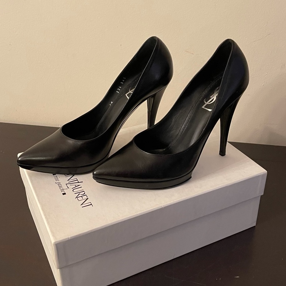 Yves Saint Laurent - Black leather Janice pump